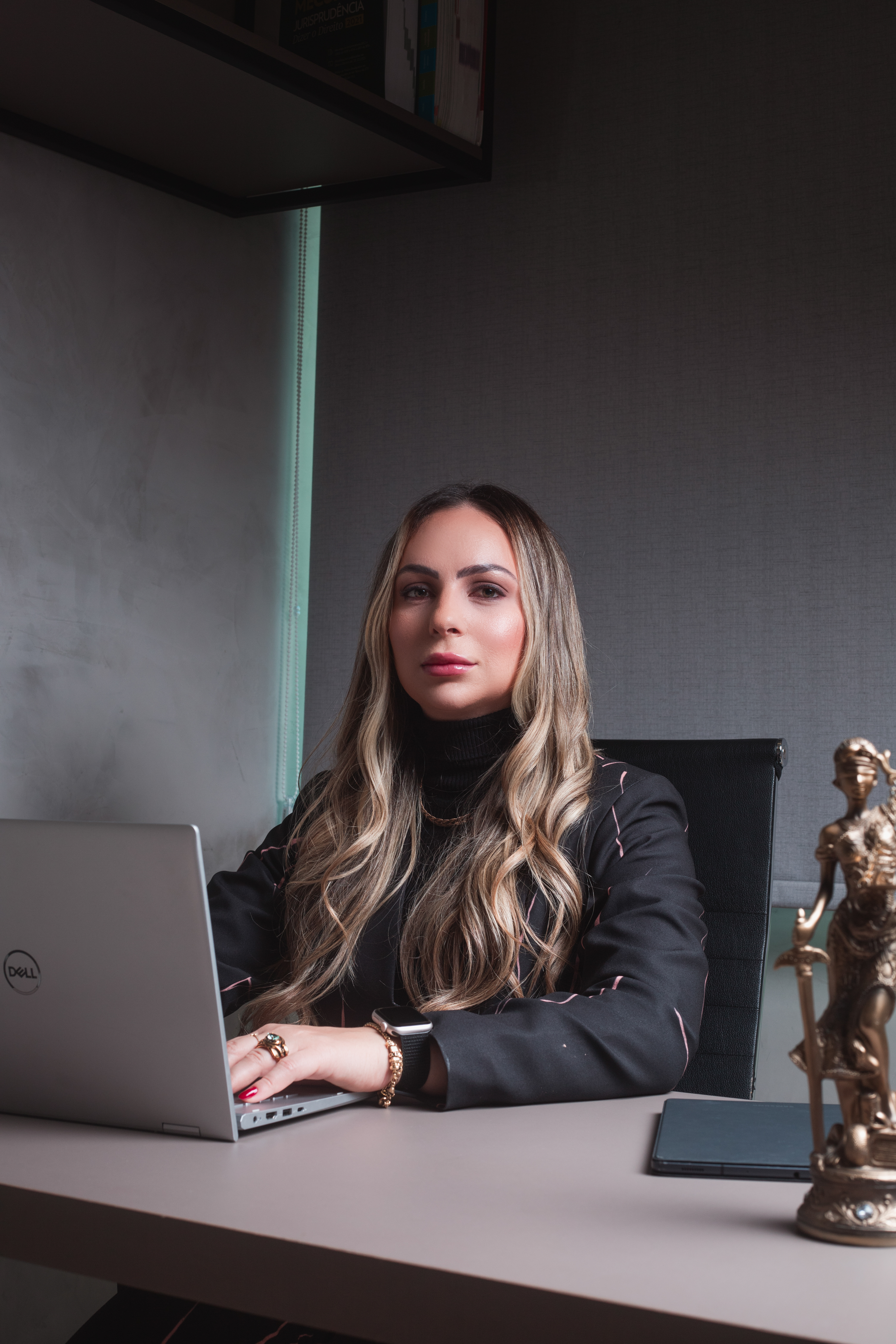 Jennifer Silva no escritório
